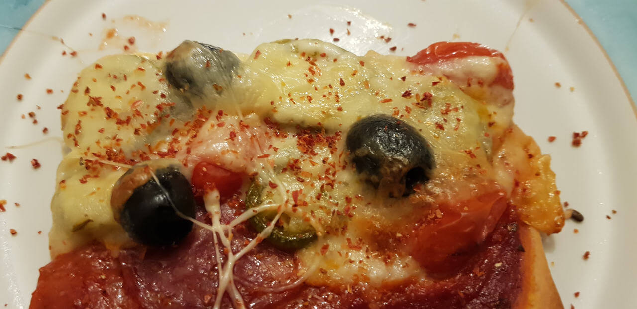 Tomatenflocken auf einer selbst gemachten Pizza schmecken einfach fantastisch